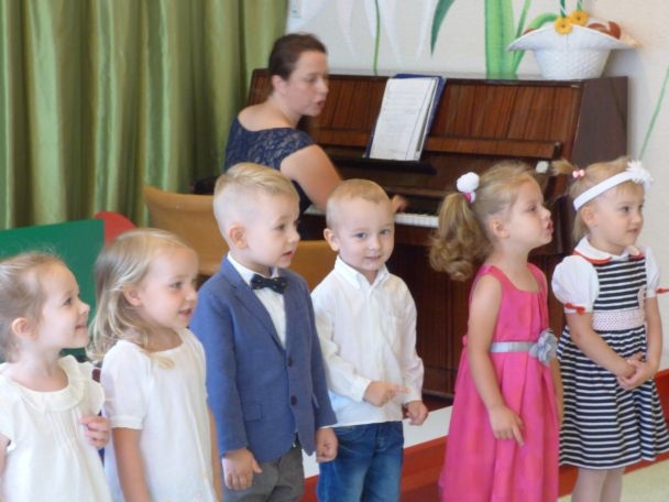 dzieci śpiewają, PAni gra na fortepianie